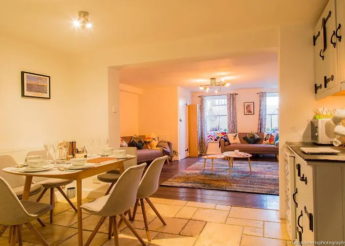 Seafront Apartment With Garden