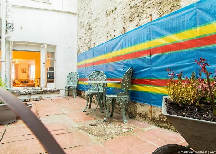 Seafront Apartment With Garden