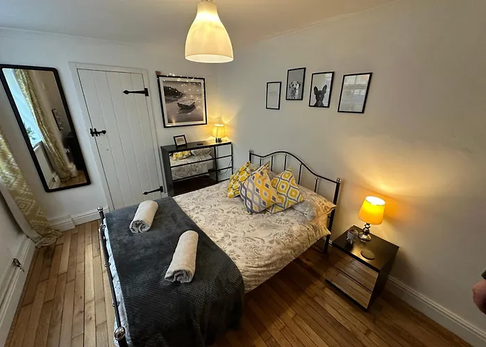 Seafront Apartment With Garden