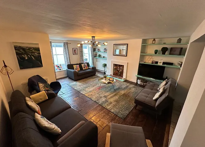 Seafront Apartment With Garden